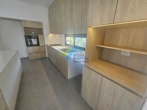 Casa en Venta con 3 cocheras