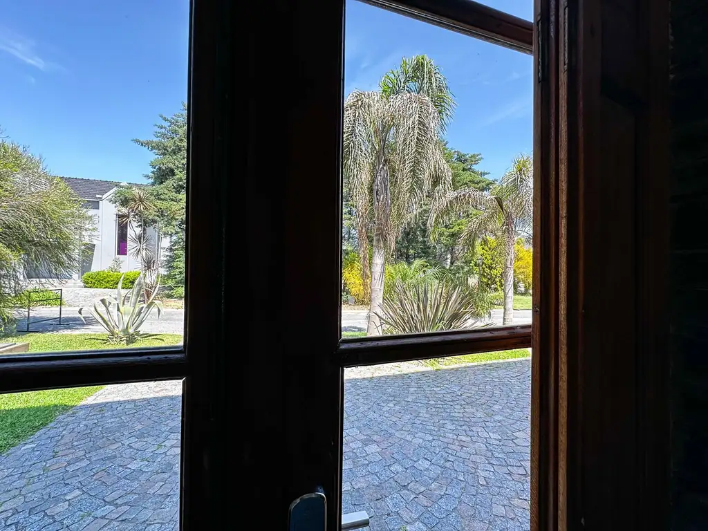 Casa - 213  m² Cubierta | A Estrenar | 1 cochera | Muy Bueno | 800  m² Terreno