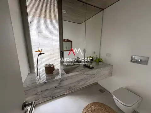 Casa en Alquiler con 2 cocheras