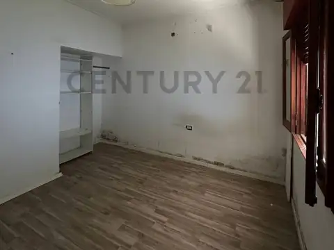CASA A REMODELAR 2 DORMITORIOS E LA VENTA CON PARQUE Y PILETA EN CITY BELL