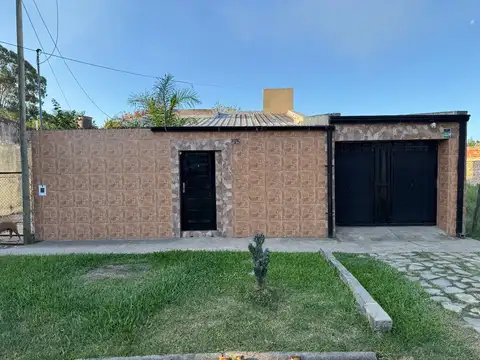 Casa en venta de 2 dormitorios con cochera y patio