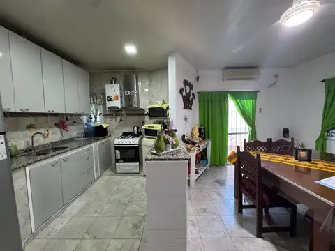 Casa en venta de 2 dormitorios con cochera y patio