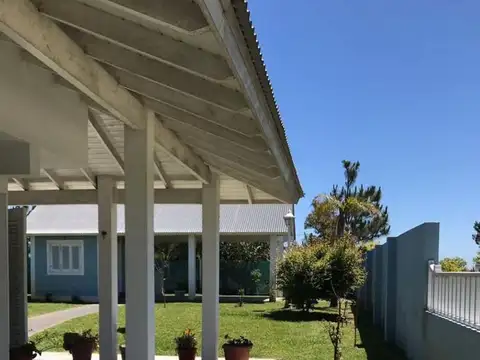 Casa de 170 m² con Jardín, 3 dormitorios y Gas Natural!