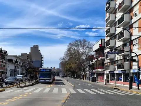 AMBIENTE EN MUY BUEN ESTADO –A MTS METROBUS AV JUAN B JUSTO