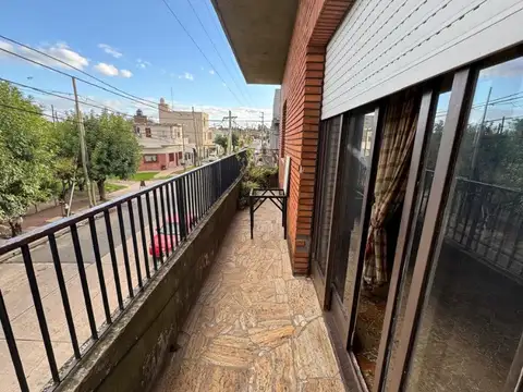 MUY COMODO DEPTO. 3 AMB DE 90M2 + TERRAZA DE 100 M2 + 2 GARAGES O LOCALES   EN VENTA    LA TABLADA