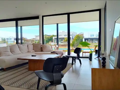 Casa 5 ambientes con 3 baños