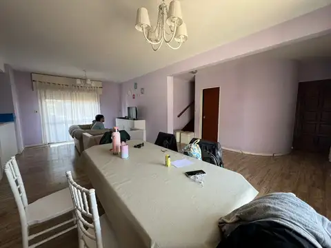 *CASA PH DE 7 AMB. EN 1ER PISO POR ESCALERA  *GARJE PARA 2 AUTOS CON BAÑO  * PATIO Y TERRAZA