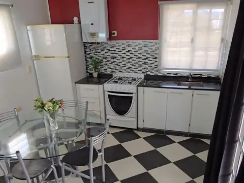 Casa 4 ambientes con 2 baños