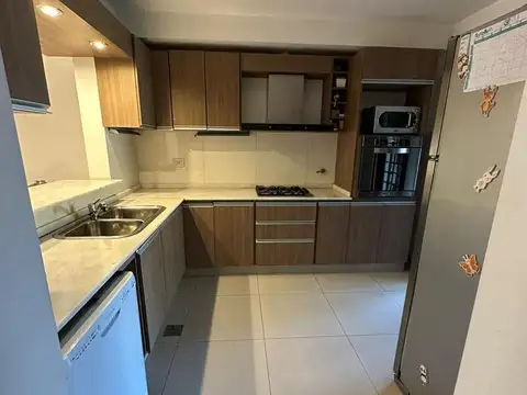 Casa 6 ambientes con 2 baños