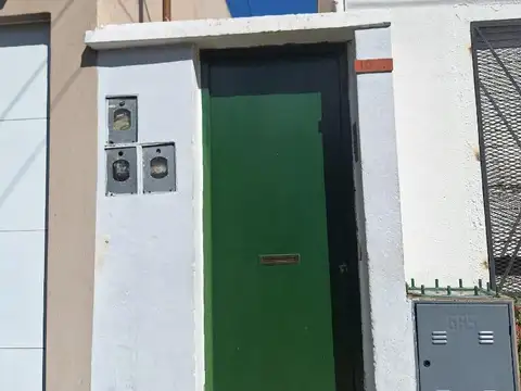 Venta Quilmes O. P.H. de 2 ambientes con patio y terraza.