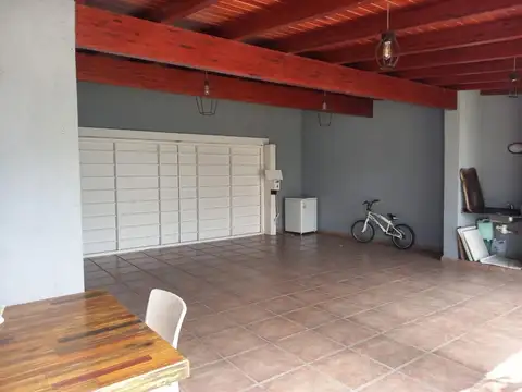 Casa en Venta con 3 cocheras