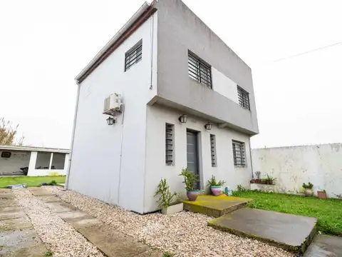 Casa 4 ambientes con 2 baños