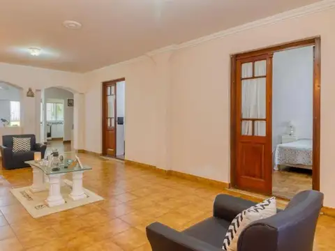 Casa 4 ambientes con 2 baños