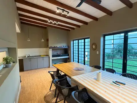 Casa en Venta con 2 cocheras