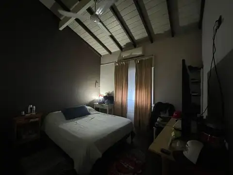 Casa 4 ambientes con cochera descubierta y jardín en Lomas de Zamora