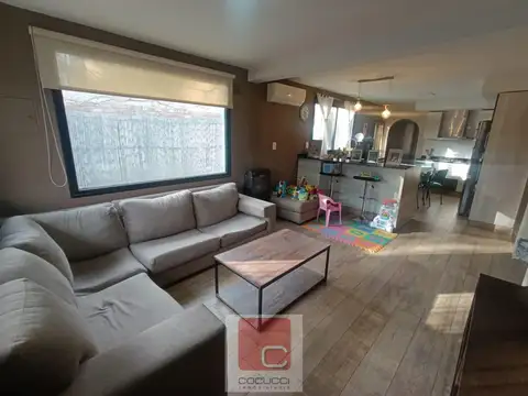 Casa en Venta con 2 cocheras