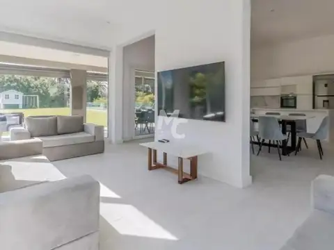 Casa en Alquiler con 1 cochera