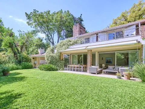 Monseñor Calcagno al 400