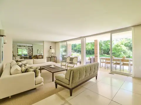 Casa 8 ambientes con 6 baños