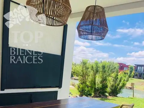 Casa en Alquiler con 2 cocheras
