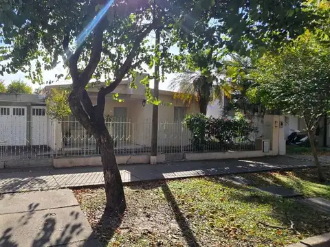 Se vende casa con pileta en Avellaneda