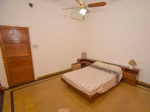 Casa al frente y Dpto. en z/ Comercial Blas Parera