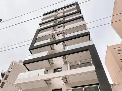 SEMIPISO A ESTRENAR, AL FRENTE CON EXCELENTE UBICACIÓN  Unidades disponibles en una ubicación privilegiada, ideales para vivir o invertir. Semipisos de dos ambientes, todos al frente, con excelente ventilación cruzada y una luminosidad natural destacada.