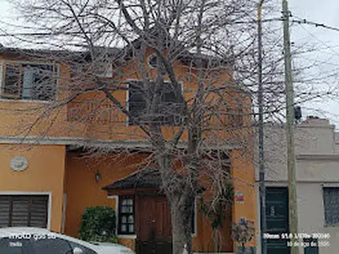 V.LYNCH  PH AL FRENTE 3 AMB CON BALCON Y PATIO 1 PISO ESC