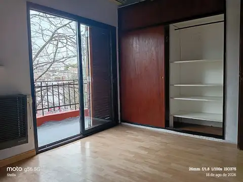 V.LYNCH  PH AL FRENTE 3 AMB CON BALCON Y PATIO 1 PISO ESC