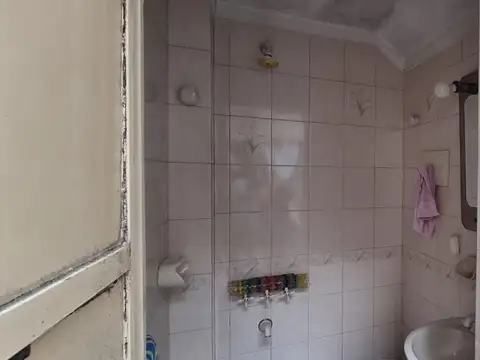 EN VENTA EN CASEROS CASA DE 4 AMBIENTES 2 BAÑOS (1 EXTERNO) PATIO CON BAÑO - FICHA 9825