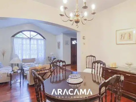 Casa en Venta con 2 cocheras
