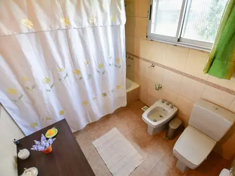 CASA EN VENTA ABASTO 3 DORMITORIOS
