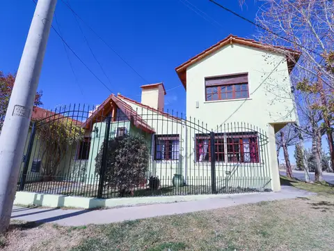 Venta de casa 3 dormitorios, con quincho garaje y piscina