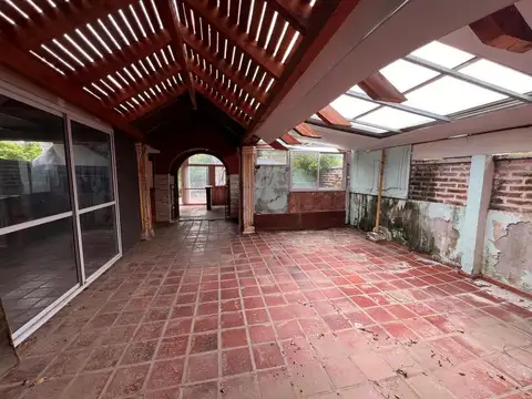 AMPLIA CASA EN VENTA: B CENTENARIO