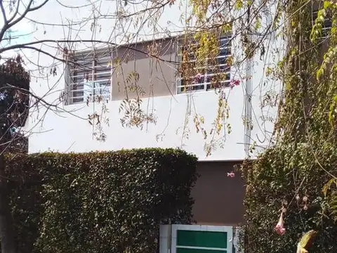 Casa en Alquiler con 1 cochera