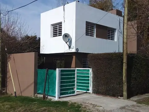 Casa alquiler -2 dormitorios-2 baños -280mts2 totales - City Bell