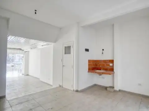 Olivos - s/ Av. Maipú - Impecable Local Reciclado! Apto varios rubros!