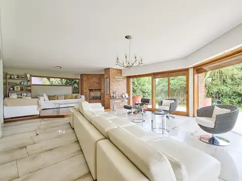 Venta Casa en Club de Campo Hacoaj 6 ambientes ubicada en una isla de 1 lote