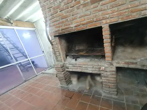 OPORTUNIDAD  CASA EN HAEDO SUR 140M2,SUBDIVIBLE EN 2 PH, 5AMB.4DORM. COCHERA,PATIO,PISCINA-TERRAZA