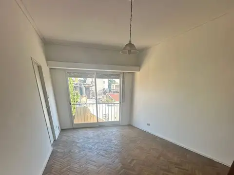 Tipo casa 3 ambientes muy amplio, primer piso por escalera al contrafrente con balcón y vista a jardines