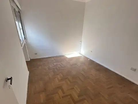 Tipo casa 3 ambientes muy amplio, primer piso por escalera al contrafrente con balcón y vista a jardines