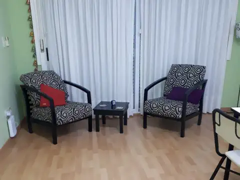 Alquiler De Hermoso Y Amplio Monoambiente Sobre La Calle Pichincha, En Una Excelente Ubicación. Apto Profesional.