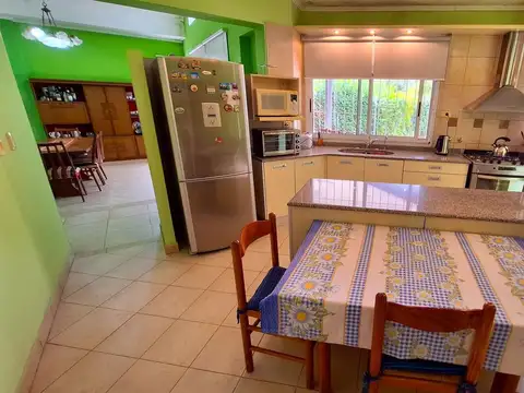 Casa 6 ambientes con 2 baños