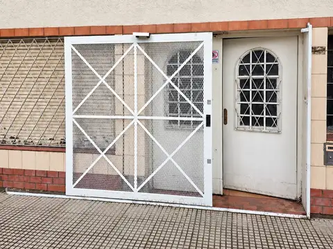 PH AL FRENTE FUNCIONABA - COMO DEPOSITO y LOCAL 50M2 CUB MAS ENTREPISO