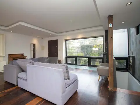 Casa en Alquiler con 2 cocheras