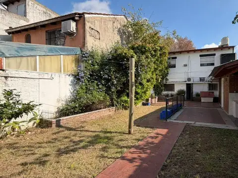 Casa al frente con jardín y cochera