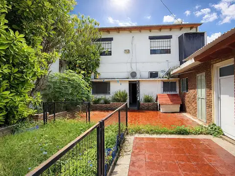 Casa al frente con jardín y cochera
