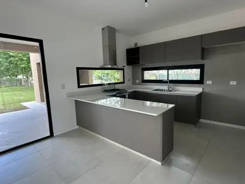 Casa 4 ambientes con 2 baños