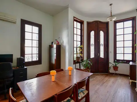 Casa 8 ambientes con 2 baños