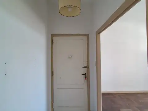 AMPLIO CONTRA FRENTE– EN INMEJORABLE ESTADO – ORIENTACION ESTE – BAJAS EXPENSAS INCLUYEN ABL Y AYSA